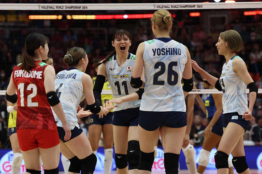 ブラジルと対戦した女子バレー日本代表【写真：ロイター】