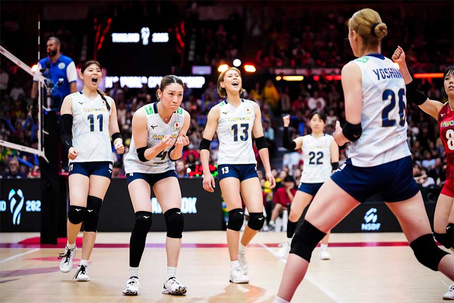 ブラジルと対戦した女子バレー日本代表【写真：Volleyball World提供】