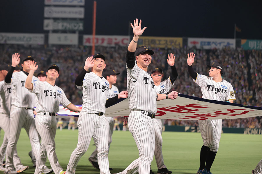優勝し場内を周る阪神【写真：産経新聞社】