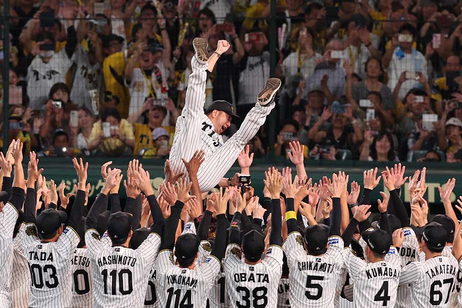 リーグ優勝を決めた阪神タイガース【写真：産経新聞社】