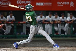 4回先頭で右前打を放った南アフリカのピント【写真：羽鳥慶太】