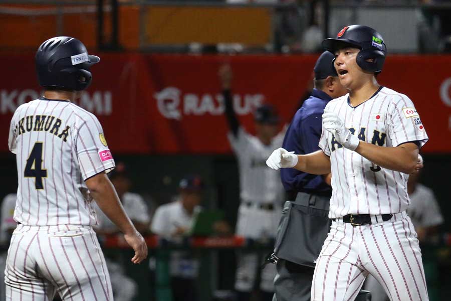 3回に2ランを放って生還した今岡（右）【写真：羽鳥慶太】