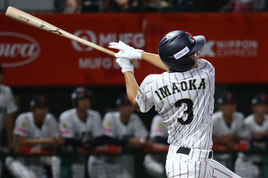 豪快な引っ張りを見せた今岡の打撃【写真：羽鳥慶太】