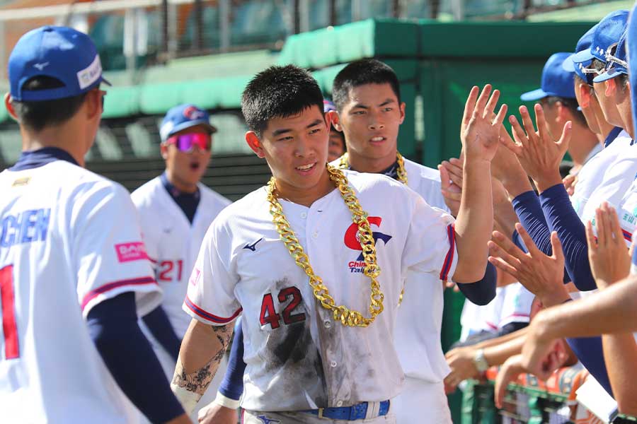 3回、生還した張乙安は金ピカのチェーンをかけられ祝福される【写真：羽鳥慶太】