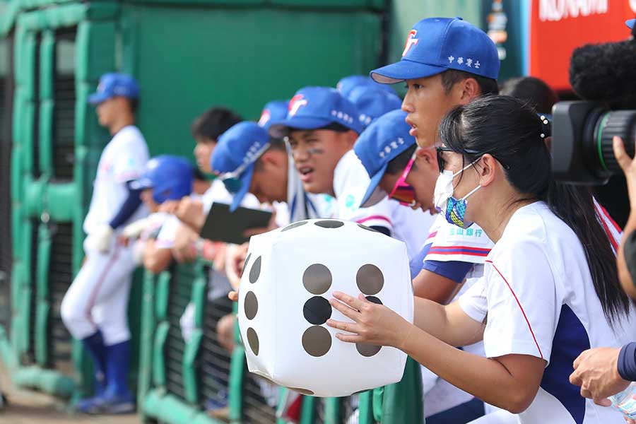 台湾ベンチにはプレミア12優勝時と同じく幸運のサイコロが登場【写真：羽鳥慶太】
