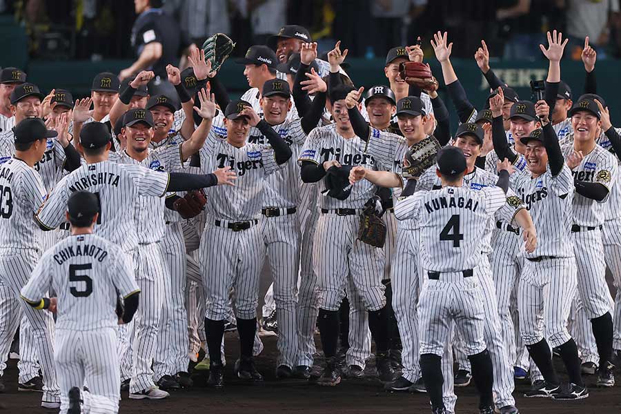リーグ優勝を決めた阪神タイガース【写真：産経新聞社】