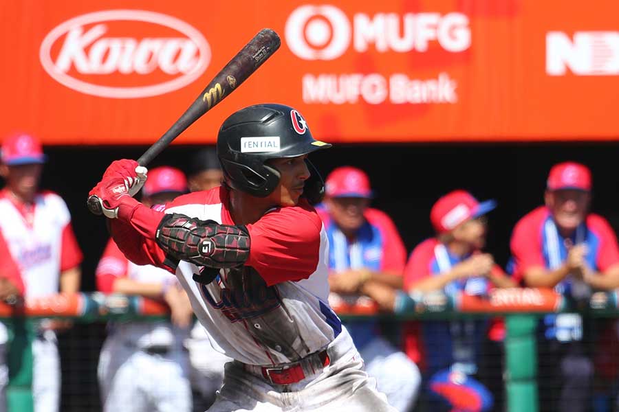 キューバ選手の使うバットをよく見ると…「SHUTO 23」のネームが【写真:羽鳥慶太】