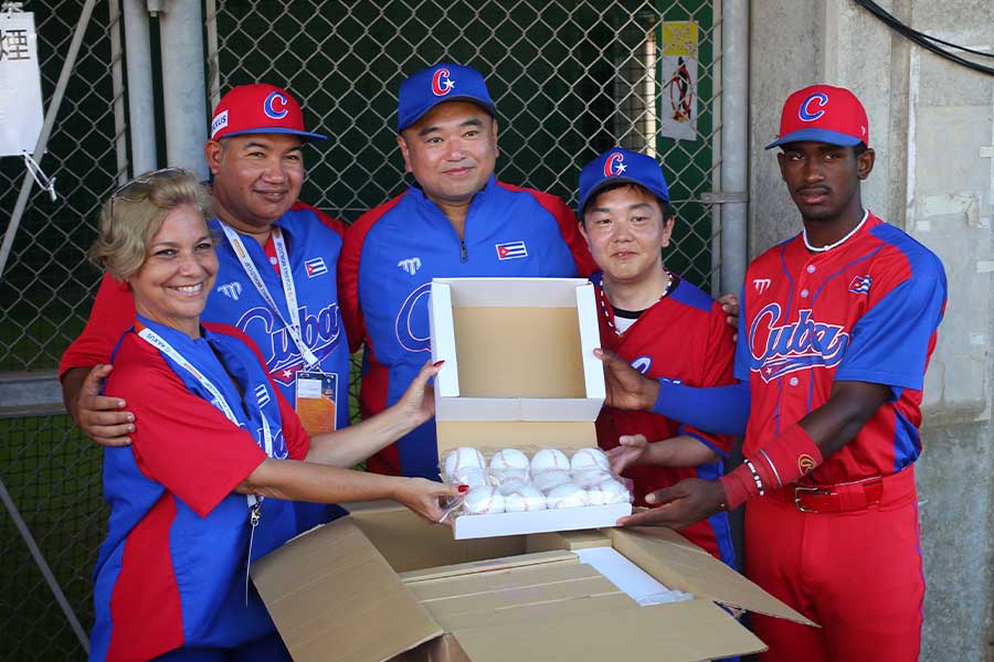 日本から贈られたボール240個に感謝するキューバ選手団(左端がタチアナ団長、中央が大條さん)【写真:羽鳥慶太】