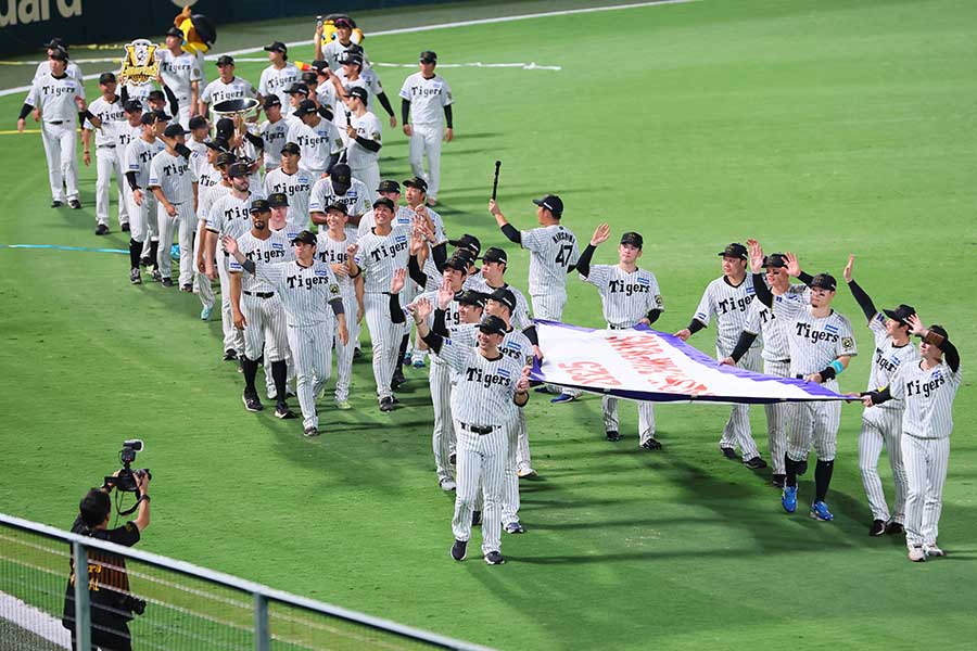 リーグ優勝を決めた阪神タイガース【写真：産経新聞社】