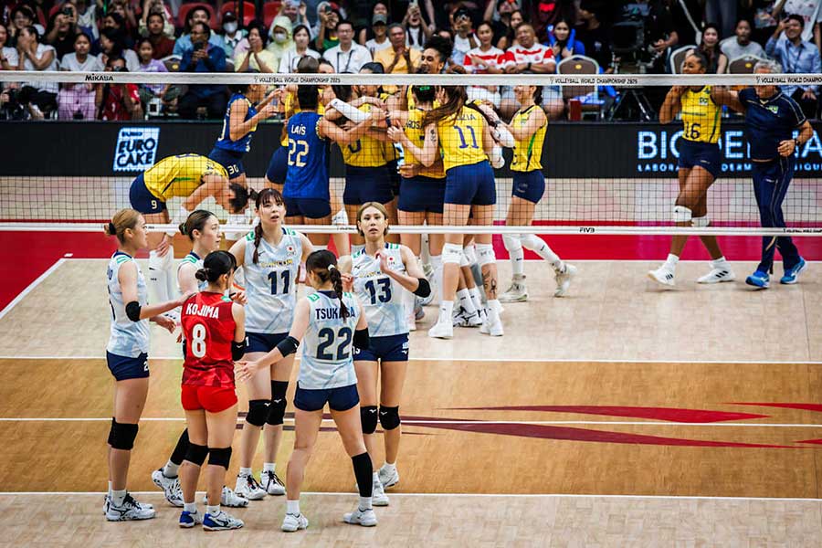ブラジルと対戦した女子バレー日本代表（手前）【写真：Volleyball World提供】