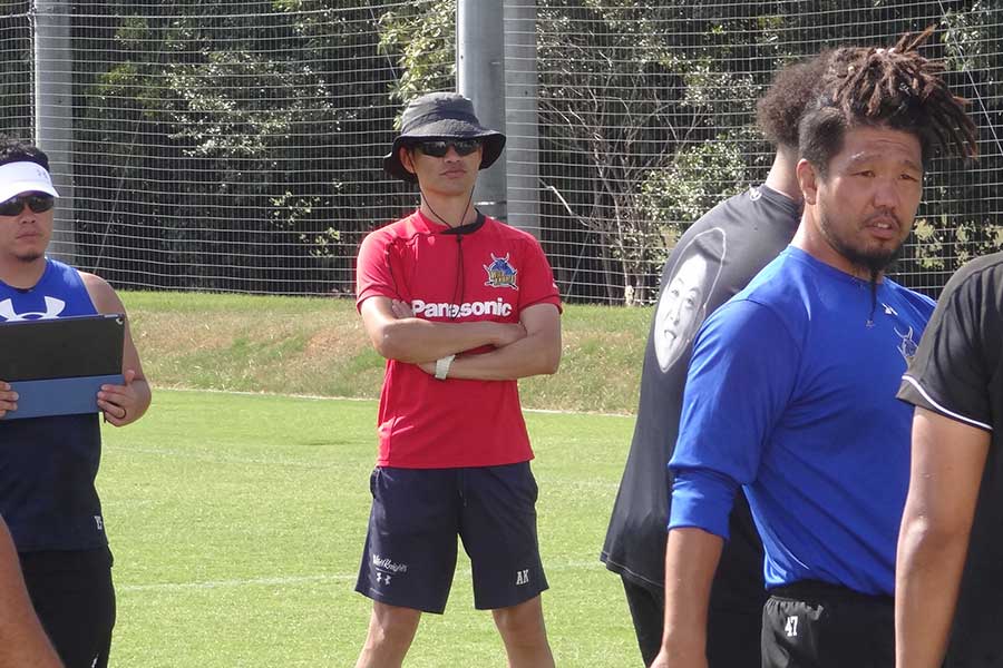 練習を見守る金沢HC(左から2人目)【写真:吉田宏】