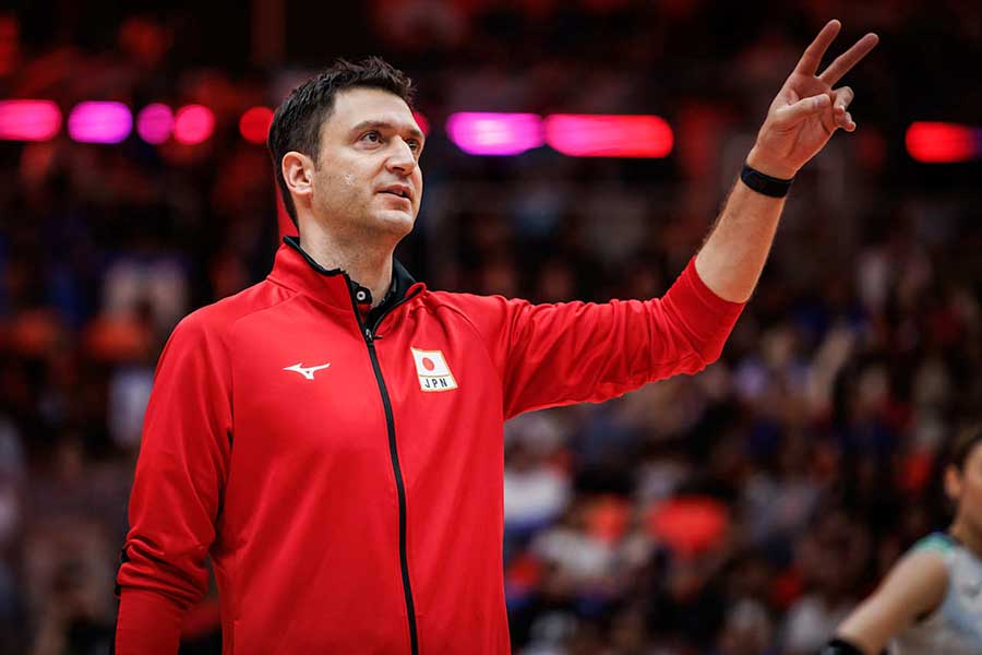 バレーボール女子日本代表のフェルハト・アクバシュ監督【写真:Volleyball World提供】