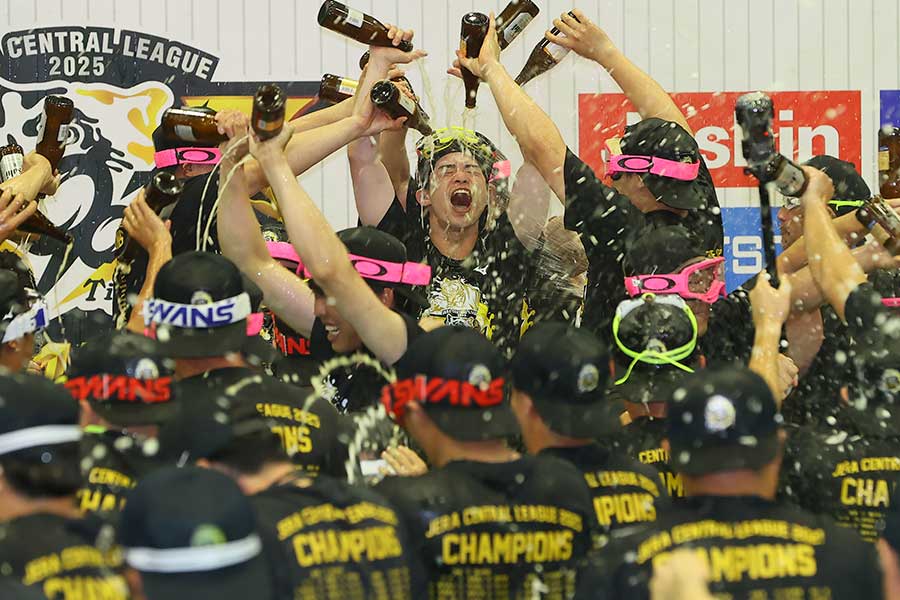 2年ぶり7度目のリーグ優勝を達成した阪神【写真：産経新聞社】