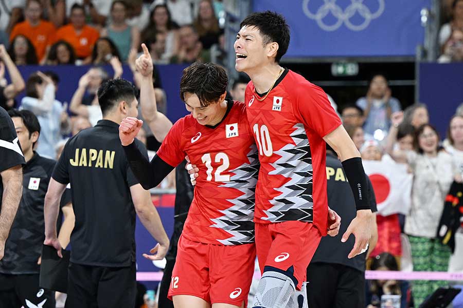 バレーボール男子日本代表の高橋健太郎（右）【写真：松尾/アフロスポーツ】