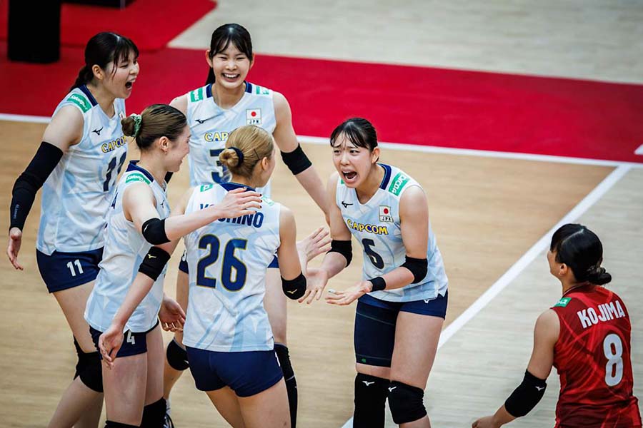 女子バレー世界選手権に出場した関菜々巳（右から2人目）【写真：Volleyball World提供】
