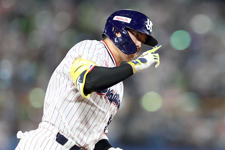 中日戦で今季19号を放ったヤクルト村上宗隆【写真：産経新聞社】