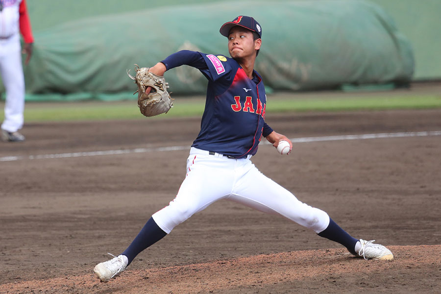 西村はパク・ジュンソンに、チェンジアップのコツを教えてくれた【写真:羽鳥慶太】