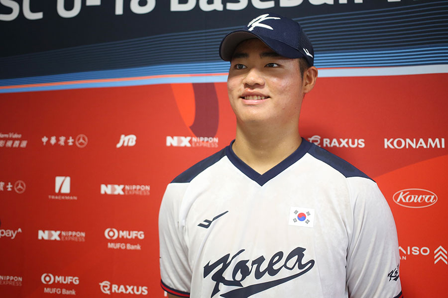 日本代表との交流をうれしそうに語るパク・ジュンソン【写真:羽鳥慶太】