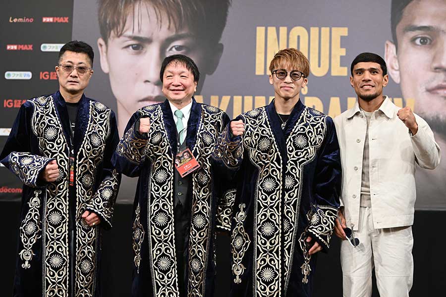 アフマダリエフ（右）から贈られた衣装を身にまとった大橋会長（左から2人目）ら【写真：徳原隆元】