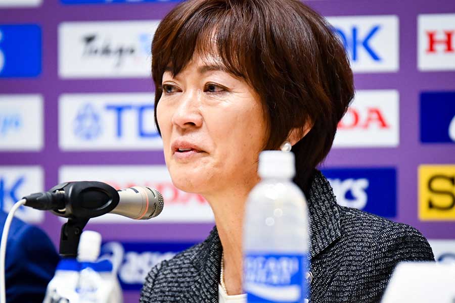 会見で涙をこらえる有森裕子会長【写真：中戸川知世】