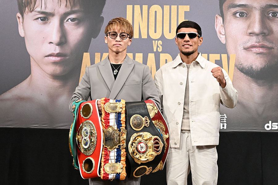 会見に臨んだ井上尚弥とアフマダリエフ【写真：徳原隆元】