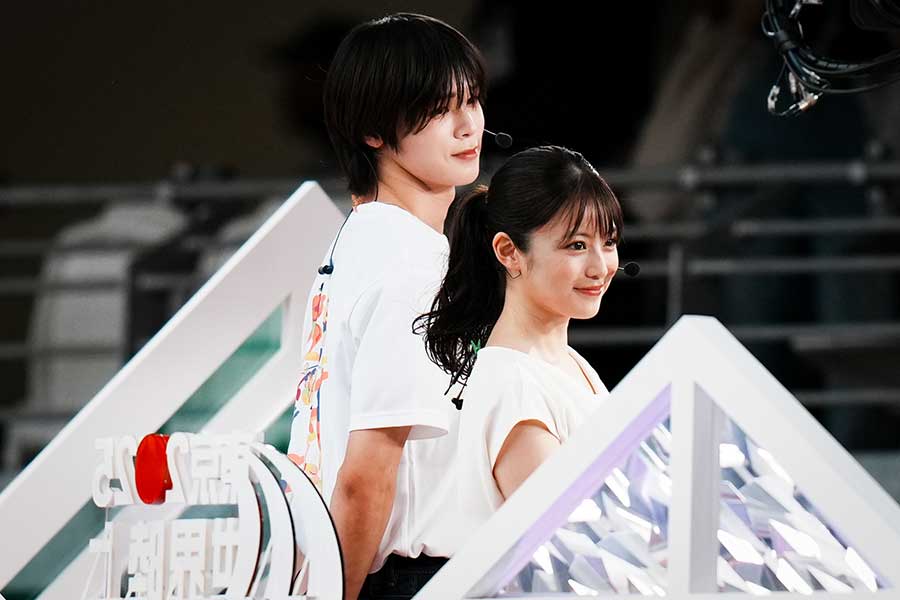 大会アンバサダーを務める女優・今田美桜(右、左は大会応援サポーターのK)【写真:中戸川知世】