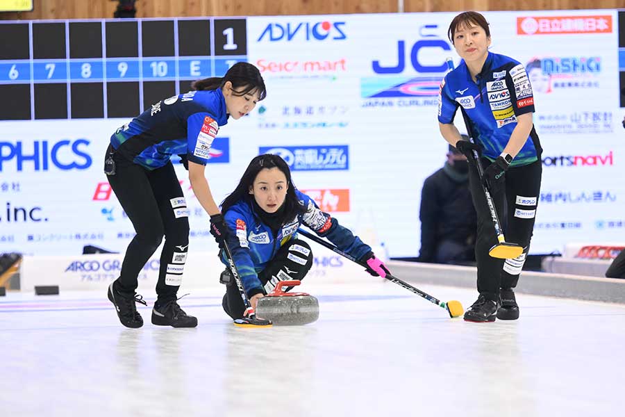 日本代表決定戦タイブレークのフォルティウス戦でショットを放つロコ・ソラーレの藤澤五月(中央)【写真:(C)JCA/H.IDE】