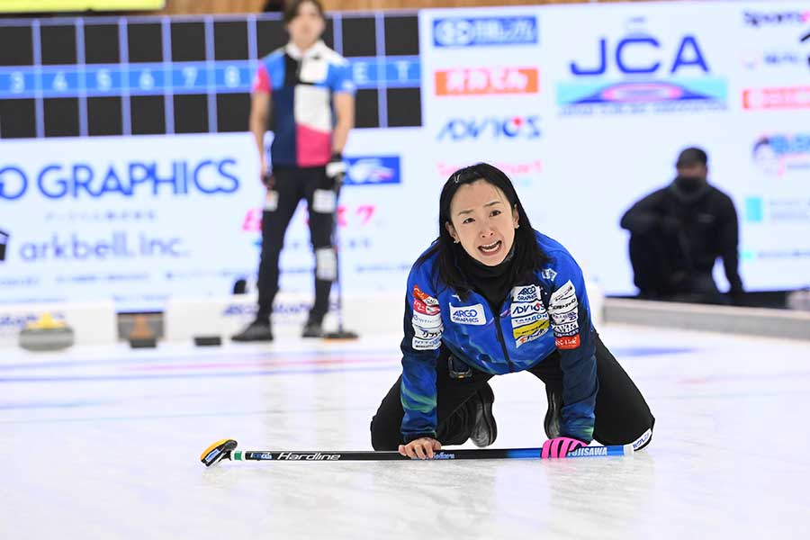 日本代表決定戦タイブレークのフォルティウス戦で指示を出すロコ・ソラーレの藤澤五月【写真：（C）JCA/H.IDE】