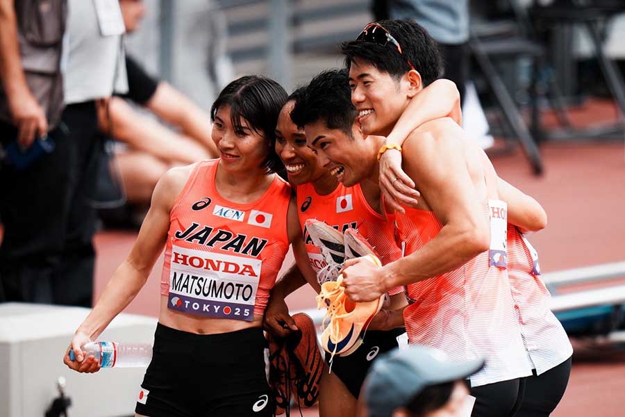 世界陸上、男女混合4×400メートルリレーで日本新記録を出し歓喜する松本奈菜子、吉津拓歩、井戸アビゲイル風果、今泉堅貴（左から）【写真：中戸川知世】