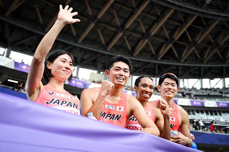 世界陸上、男女混合4×400メートルリレーで決勝進出が決まり、笑顔で撮影に応じる松本奈菜子、吉津拓歩、井戸アビゲイル風果、今泉堅貴（左から）【写真：中戸川知世】