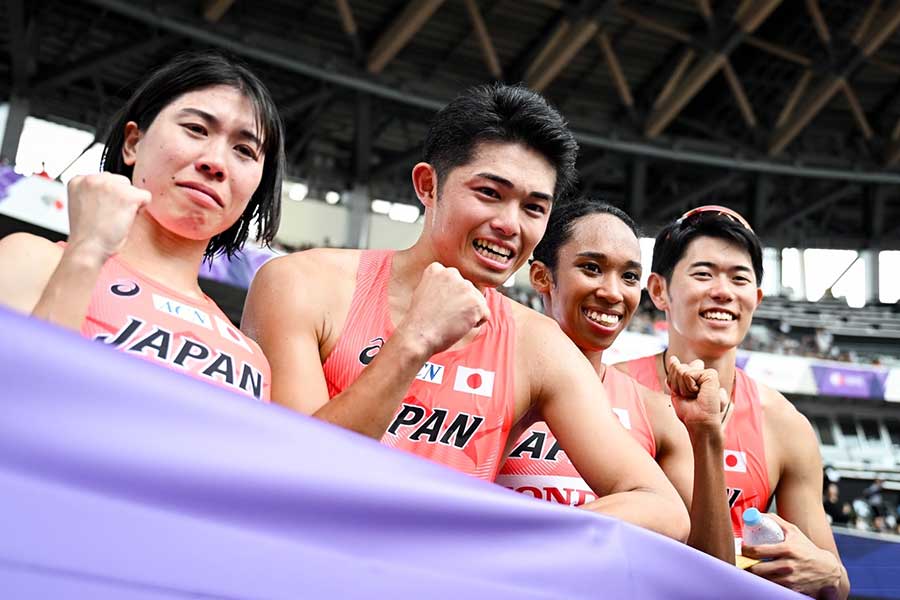 世界陸上、男女混合4×400メートルリレーで決勝進出が決まり、笑顔で撮影に応じる松本奈菜子、吉津拓歩、井戸アビゲイル風果、今泉堅貴（左から）【写真：中戸川知世】