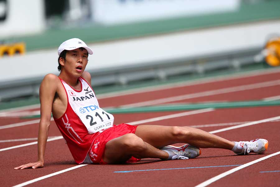 2007年大阪世界陸上の50キロ競歩でトラックに倒れ込む山崎勇喜【写真：築田純/アフロスポーツ】
