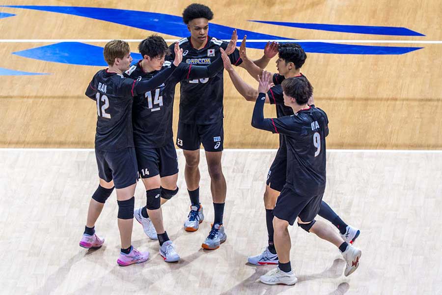 世界選手権トルコ戦でプレーする日本の選手たち【写真:Volleyball World提供】