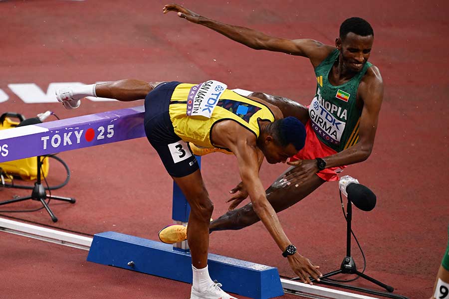 男子3000メートル障害予選で転倒するギルマ（右）【写真：ロイター】