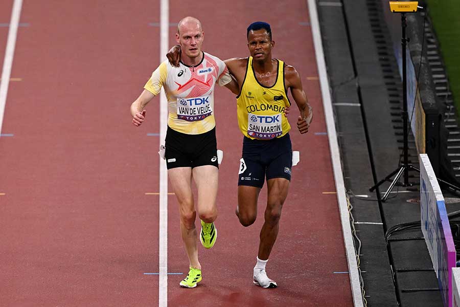 世界陸上男子3000メートル予選、ティム・バンデベルデ（左）とカルロス・サンマルティンは肩を組みながら一緒にゴールした【写真：ロイター】