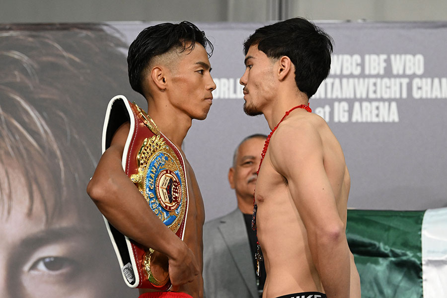 至近距離でにらみ合う武居由樹（左）とクリスチャン・メディナ【写真：徳原隆元】