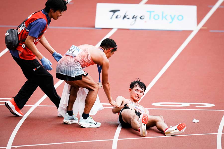 男子35キロ競歩、レース後に倒れる川野将虎【写真：中戸川知世】