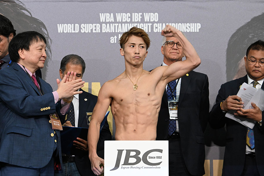 前日計量でクリアのアナウンスを聞き、拳を突き上げる井上尚弥【写真：徳原隆元】