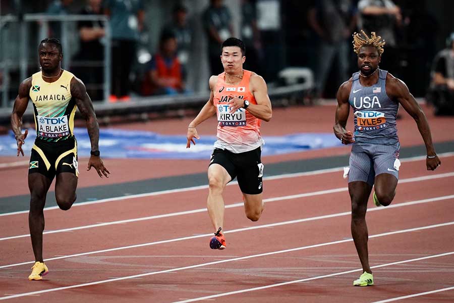 世界陸上、男子100メートルを走る桐生祥秀（中央）、ノア・ライルズ（右）【写真：中戸川知世】