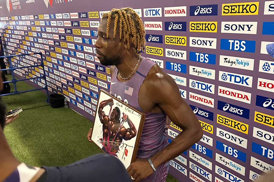 取材エリアで「グラップラー刃牙」の作者・板垣恵介氏が書いた似顔絵を見せるノア・ライルズ【写真：編集部】