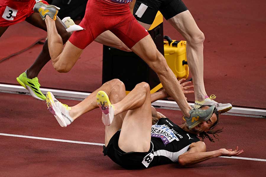 顔面を踏まれたジョルディ・ビーミッシュ【写真：ロイター】