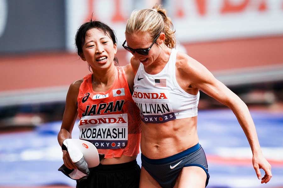 ゴール後、健闘を称え合う小林香菜（左）とサリバン【写真：中戸川知世】