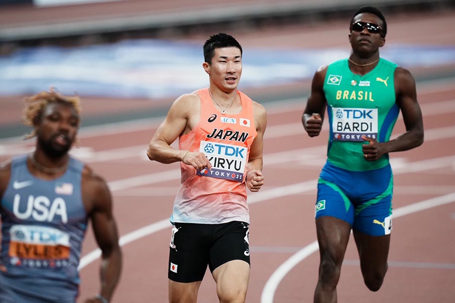 桐生祥秀（中央）【写真：中戸川知世】