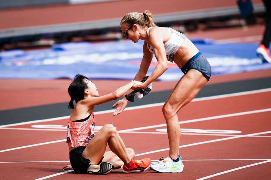 レース後、倒れ込んだ小林香菜をアメリカのサリバンが抱き起こした【写真：中戸川知世】