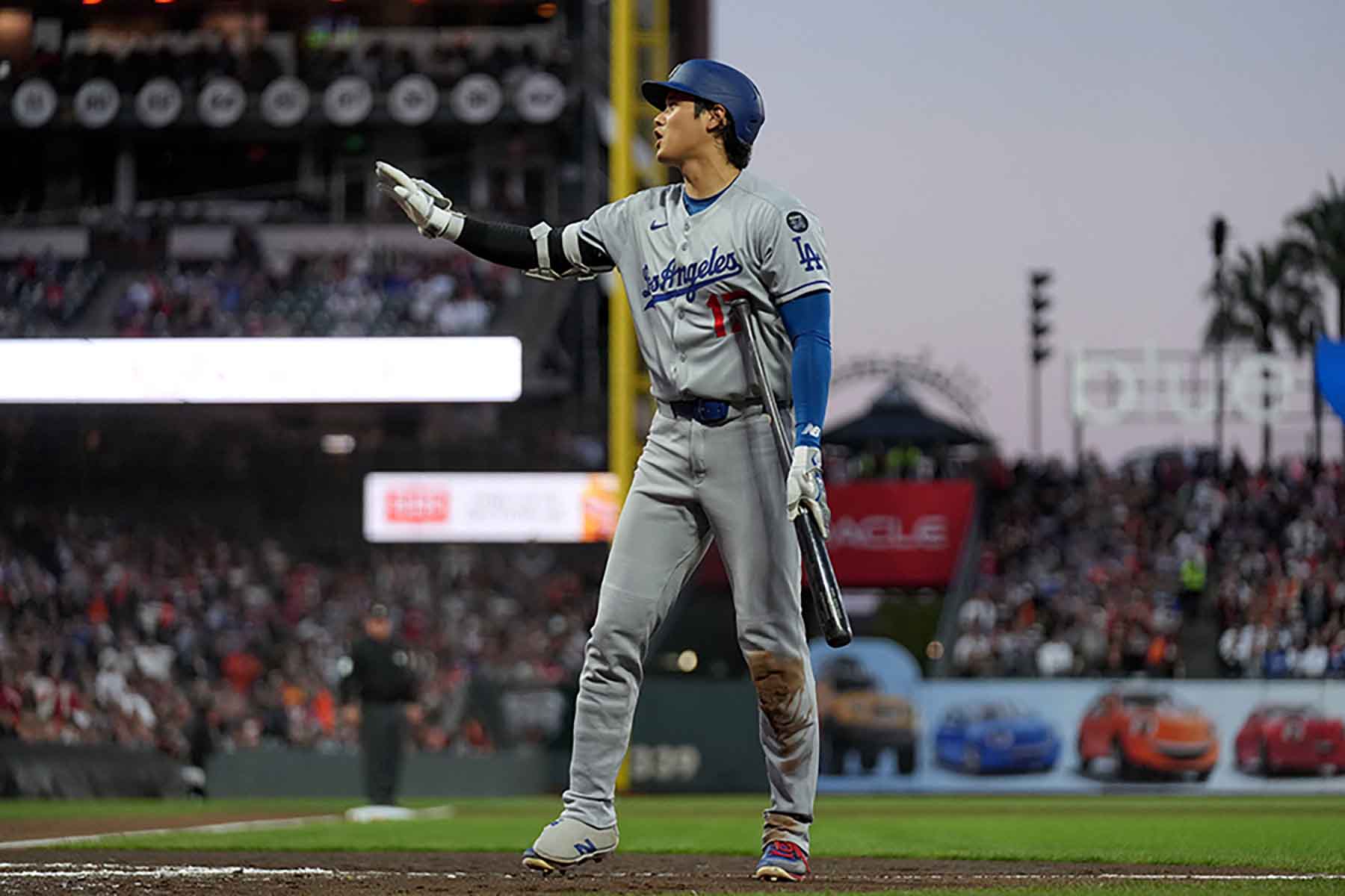 ストライク判定の球審に抗議するドジャースの大谷翔平【写真：ロイター】