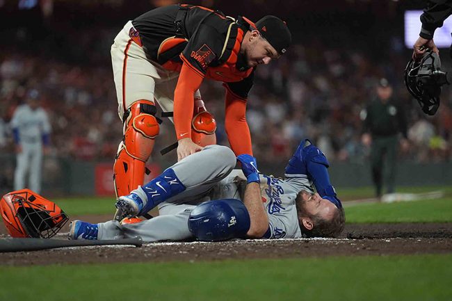 ドジャース戦で球場騒然「なんてことだ…」 打席で転倒、18秒沈黙の米