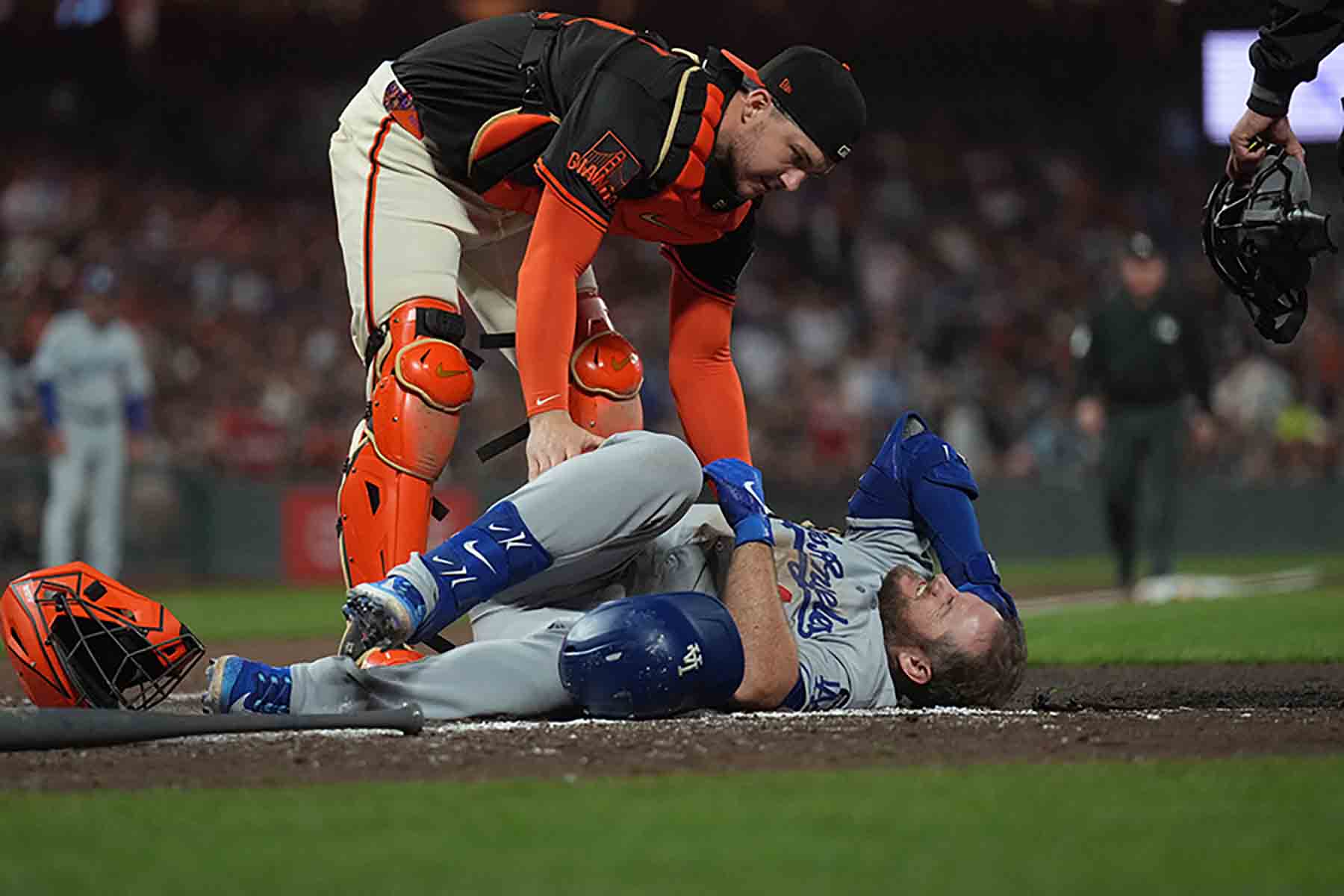 死球を受けて倒れこむドジャースのマンシー【写真：ロイター】