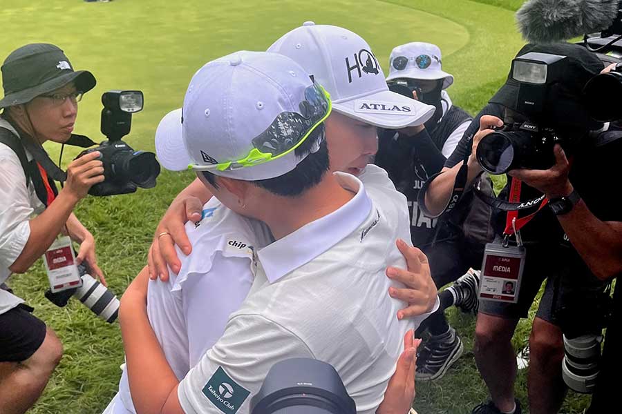 ソニー日本女子プロゴルフ選手権で優勝後、申ジエと抱き合う金澤志奈（左）【写真：柳田通斉】