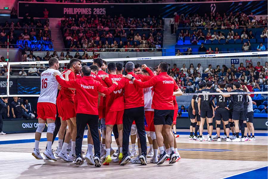 バレー男子日本代表と対戦したトルコ代表(手前)【写真:Volleyball World提供】