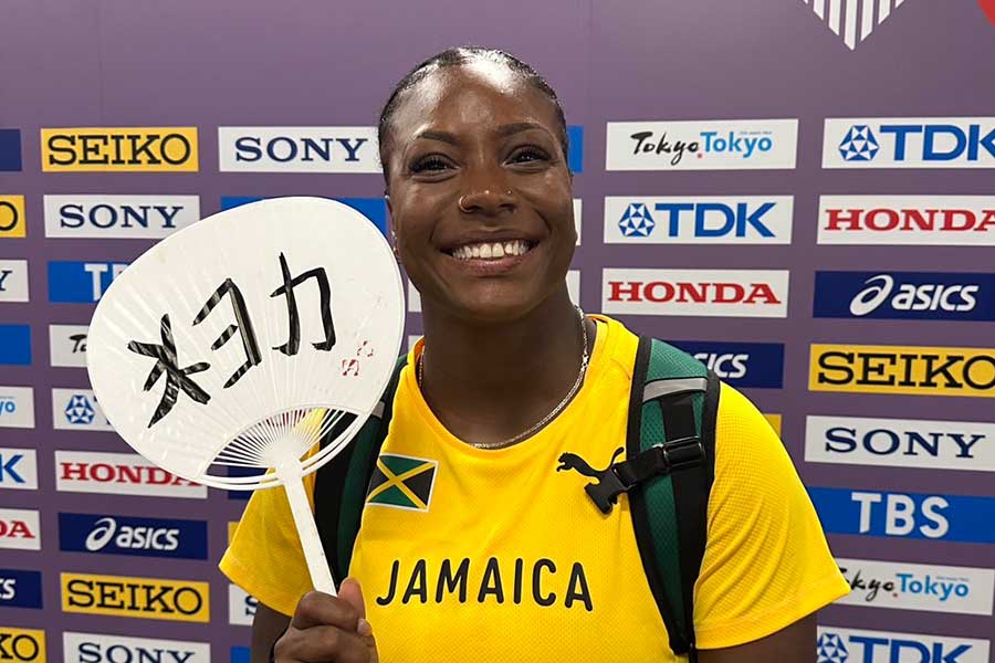 自身の名前が書かれたうちわを見せてくれたジャマイカのネヨカ・クルニス【写真:編集部】